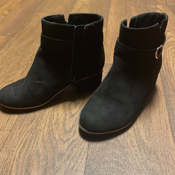 Suede black fashion boot with gold trim and gold heart buckle - Picture 2 of 7